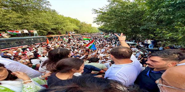 कांग्रेस नेता राहुल गांधी सुप्रीम कोर्ट तक मार्च का नेतृत्व करते हुए