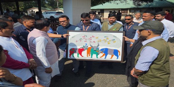 मुख्यमंत्री को कान्हा टाइगर रिजर्व के दौरान पेंटिंग भेंट करते हुए मुख्यमंत्री को कान्हा टाइगर रिजर्व के दौरान पेंटिंग भेंट करते हुए