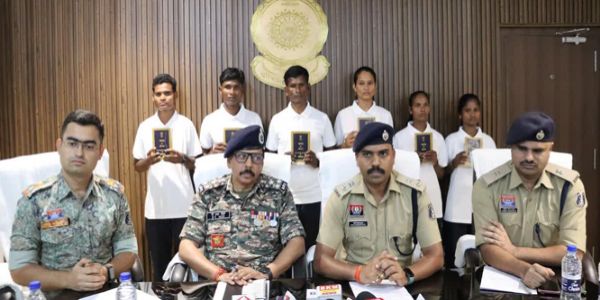 छत्तीसगढ़ बीजापुर में ओडिशा के 04 व बस्तर के 02 नक्सलियों ने किया आत्मसमर्पण छत्तीसगढ़ बीजापुर में ओडिशा के 04 व बस्तर के 02 नक्सलियों ने किया आत्मसमर्पण