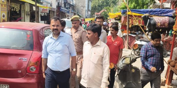 रामलीला मैदान में गंदगी मिलने पर सफाई नायक को नोटिस, कर्मचारी का वेतन रोका