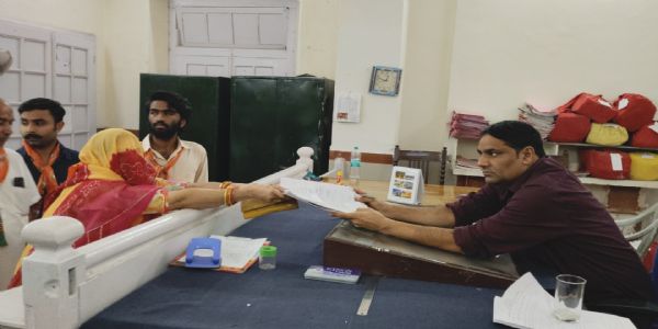 घूंघट में नामांकन करने पहुंची दावेदार, किसान भी चुनावी मैदान में