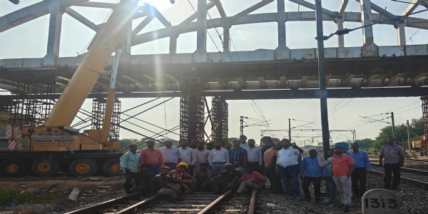 प्रयागराज के शंकरगढ़ में आरओबी निर्माण को मिली गति, 54 मीटर लंबे गर्डर की लॉन्चिंग पूरी