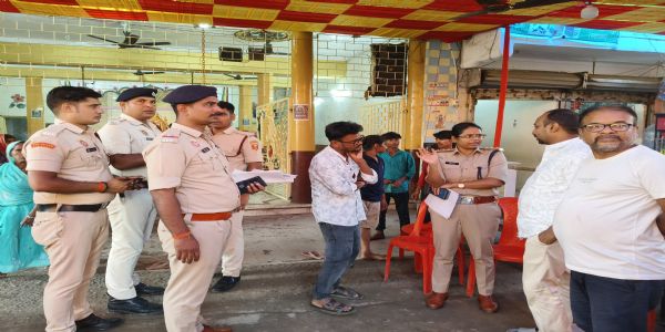 अग्निशमन विभाग के पदाधिकारियों ने पूजा पंडालों का किया निरीक्षण