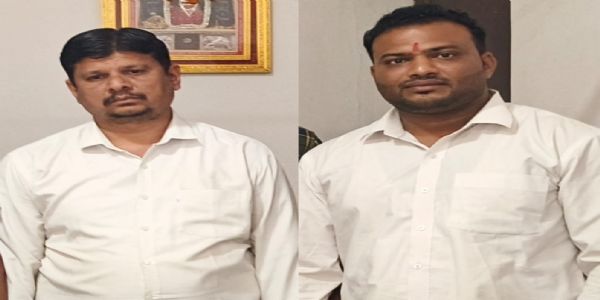 न्यायालय का रीडर और होमगार्ड चालक रिश्वत लेते गिरफ्तार