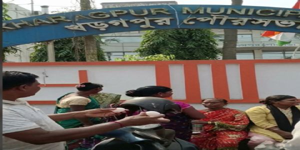 खड़गपुर नगरपालिका में अध्यक्ष चुनाव को लेकर प्रदर्शन