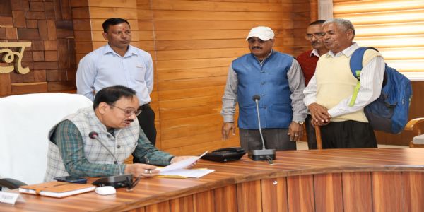 जनता दर्शन में समस्याओं का अंबार, 20 शिकायतों पर कार्रवाई के निर्देश