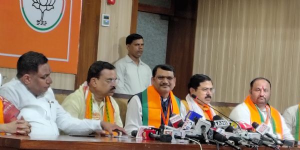 सांसद अमरपाल मौर्य ने अखिलेश यादव को लिखा तीन पन्नों का खुला पत्र, परिवारवाद पर उठाए सवाल
