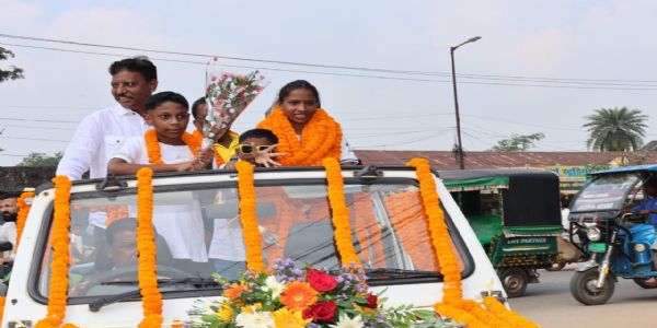 एशियाई खेलों की स्वर्ण पदक विजेता निक्की प्रधान को जिला प्रशासन ने किया सम्मानित
