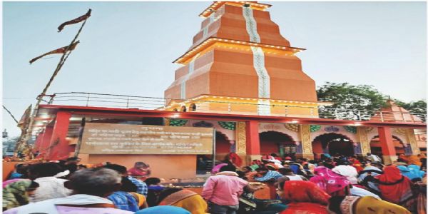 देवी धाम में श्रद्धालुओं का सैलाब, ट्रेनें कम पड़ने से बढ़ी परेशानी