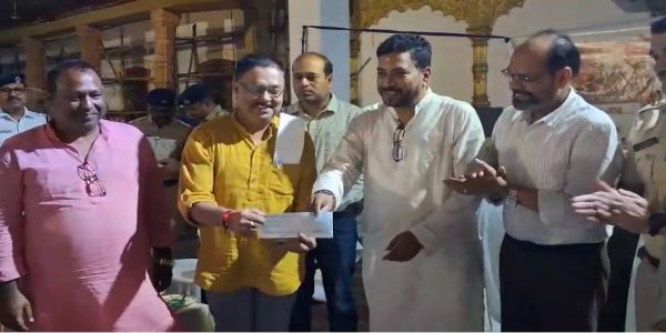 दुर्गापूजा कमेटियों को एक-एक लाख का अनुदान, मंत्री शंकर घोष ने सौंपे चेक