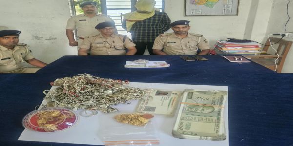 पहाड़कट्टा में गृहभेदन कांड का खुलासा, दो गिरफ्तार, सोने-चांदी के जेवर और 25 हजार रुपये बरामद