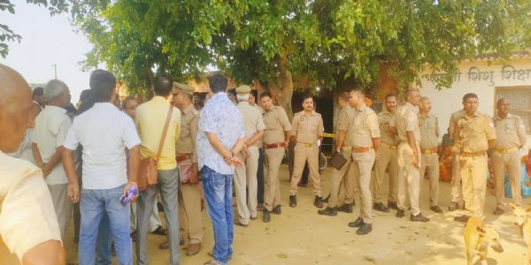 पूर्व प्रधान के छोटे भाई की सिर कुचकर  हत्या