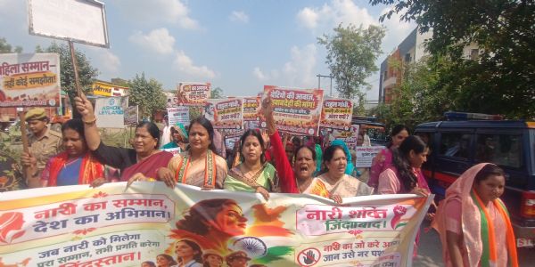 जौनपुर में भाजपा महिला मोर्चा ने किया कांग्रेस कार्यालय के सामने प्रदर्शन, सांसद बिमोल अकोइजम की बर्खास्तगी की मांग