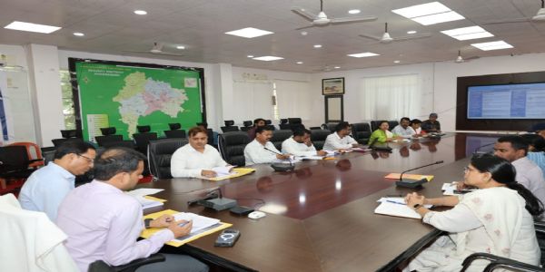 हर पात्र परिवार तक नल से सुरक्षित पेयजल पहुंचाएं : उपायुक्त