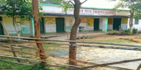 पेड़ से लटका मिला युवक का शव, जांच में जुटी पुलिस
