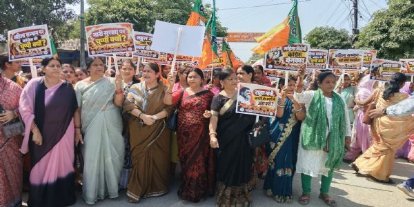 महिलाओं पर अभद्र टिप्पणी के विरोध में भाजपा महिला मोर्चा ने किया विरोध प्रदर्शन
