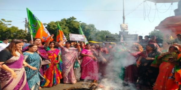 राजगढ़ःछात्राओं के यौन उत्पीड़न के आरोपों पर भाजपा महिला मोर्चा का प्रदर्शन, कांग्रेस सांसद का पुतला फूंका