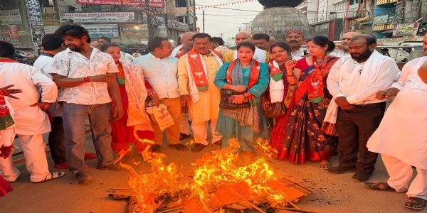 छपरा में कांग्रेस सांसद व जेएनयू प्रोफेसर का भाजपा कार्यकर्ताओं ने किया पुतला दहन