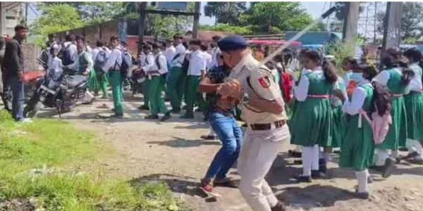 प्रधानाध्यापक के तबादले के विरोध में बवाल, छात्रों ने बैग रखकर राष्ट्रीय राजमार्ग किया जाम