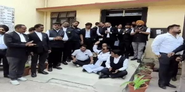इंदौर फैमिली कोर्ट के प्रधान न्यायाधीश की कार्यशैली पर वकीलों का विरोध, अधिवक्ता संघों ने प्रशासनिक न्यायाधीश के सामने रखीं शिकायतें