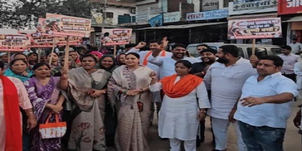 कांग्रेस सांसद के खिलाफ भाजपा महिला मोर्चा का प्रदर्शन, राहुल गांधी का पुतला फूंका
