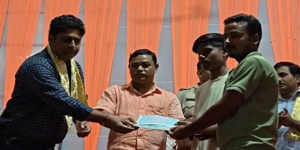 मंत्री आनंदमय बर्मन ने 40 पूजा कमेटियों को सौंपे चेक