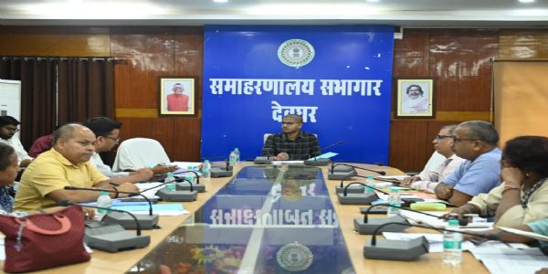 समीक्षा बैठक में डीडीसी ने दिया बच्चों के सर्वांगीण विकास पर जोर