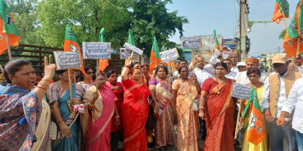 महिलाओं की सुरक्षा के मुद्दे पर पलामू भाजपा महिला मोर्चा का कांग्रेस कार्यालय पर प्रदर्शन