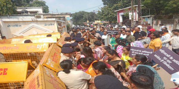 महिला सम्मान के मुद्दे पर भाजपा महिला मोर्चा ने किया कांग्रेस भवन का घेराव