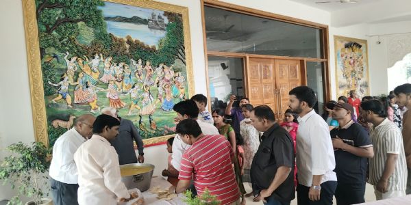 प्रणामी मंदिर के अन्नपूर्णा महाप्रसाद में श्रद्धालुओं का लगा तांता