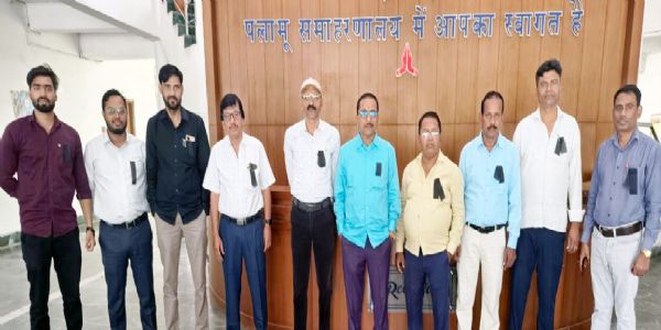 एसीबी की कार्रवाई से कर्मचारियों में आक्रोश, पलामू में काला बिल्ला लगाकर विरोध