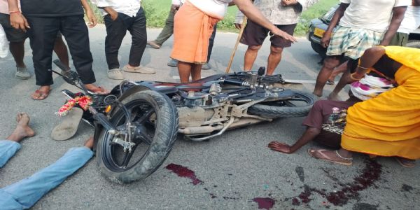 बाइक-टेंपो की टक्कर में युवक की मौत, साथी गंभीर रूप से घायल