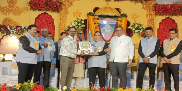 बैडमिंटन में अनिकेत सर्राफ और शैक्षणिक उपलब्धि के लिए सृष्टि सम्मानित
