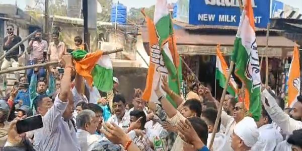 जेएनयू मुद्दे पर भाजपा और कांग्रेस कार्यकर्ताओं के बीच झड़प, 30 लोग घायल