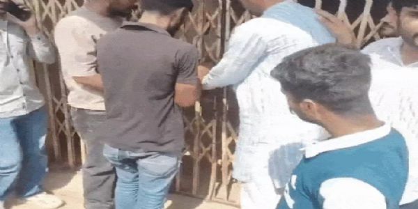 बिजली कर्मचारी को करंट लगने पर विधायक रविंद्र सिंह भाटी का धरना, बोले—न्याय मिलने तक नहीं हटेंगे