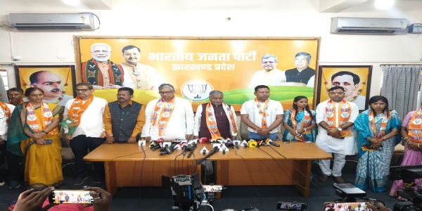 बाबूलाल मरांडी की मौजूदगी में विभिन्न दलों के कई नेता और समाजसेवी भाजपा में हुए शामिल