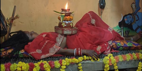 कील की सेज पर रूपा देवी की साधना, उमड़ी श्रद्धालुओं की भीड़