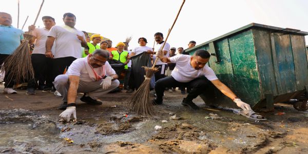 पुरी में स्वच्छता अभियान में शामिल हुए धर्मेंद्र प्रधान, सिंगल यूज प्लास्टिक के खिलाफ जागरूकता पर जोर