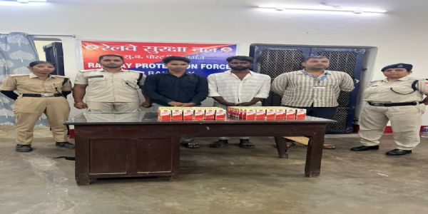 किशनगंज रेलवे स्टेशन पर शराब तस्करी का खुलासा, 16.56 लीटर विदेशी शराब के साथ दो गिरफ्तार