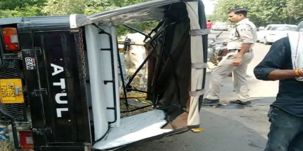 नर्मदापुरम में स्कूली बच्चों से भरा ऑटो पलटा, शिक्षक समेत 5 घायल