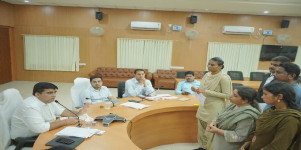कोरबा जनदर्शन में कलेक्टर ने सुनीं नागरिकों की समस्याएं, 114 आवेदन प्राप्त, समय-सीमा में निराकरण के निर्देश