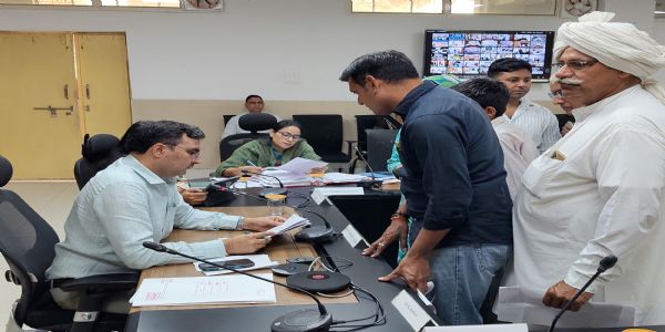 कैथल: जलभराव से लेकर राशन कार्ड तक की समस्याएं लेकर पहुंचे लोग, एडीसी ने दिए समाधान के निर्देश