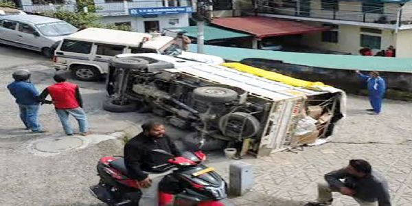 तल्लीताल कोतवाली के पास मोड़ पर पलटी पिकअप, महिला घायल, चालक फरार