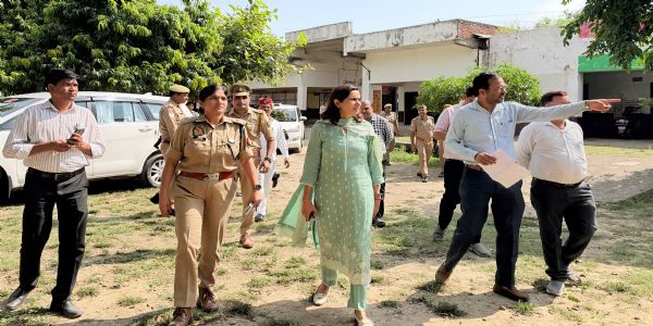 जिलाधिकारी एवं पुलिस अधीक्षक ने विधान परिषद चुनाव के बूथों का किया निरीक्षण