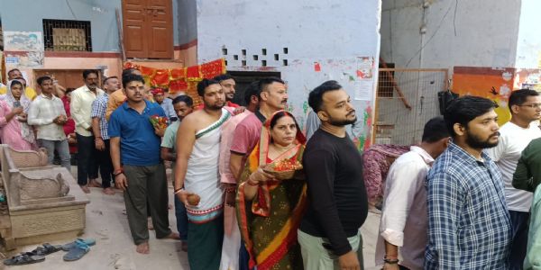 वाराणसी: शारदीय नवरात्रि के दूसरे दिन संयम, सदाचार की देवी ब्रम्हचारिणी के दरबार में उमड़ा आस्था का सैलाब