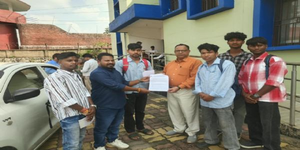 बिरसा कॉलेज की समस्याओं को लेकर एबीवीपी ने संकायाध्यक्ष को सौंपा ज्ञापन