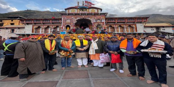 भाजपा के राष्ट्रीय उपाध्यक्ष तीरथ सिंह रावत ने किए भगवान बदरीविशाल के दर्शन