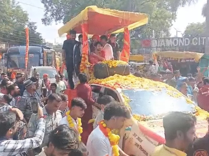 धीरेंद्र कृष्ण शास्त्री पर पुष्पवर्षा करते हुए लोग