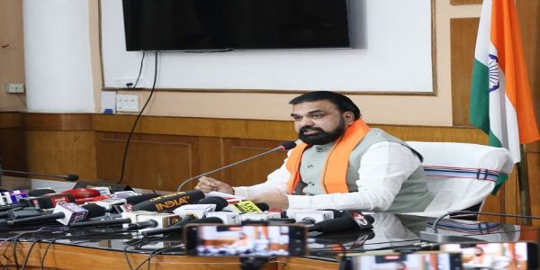 मुख्यमंत्री सम्राट चौधरी पत्रकार वार्ता करते हुए