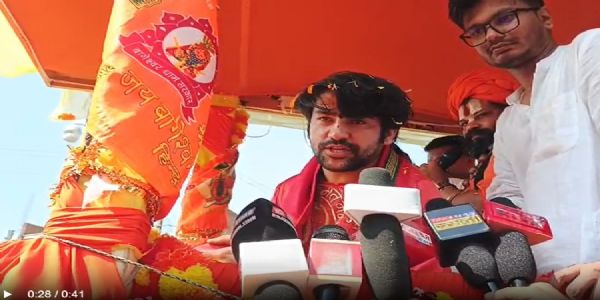 मीडिया से चर्चा करते हुए धीरेंद्र कृष्ण शास्त्री
